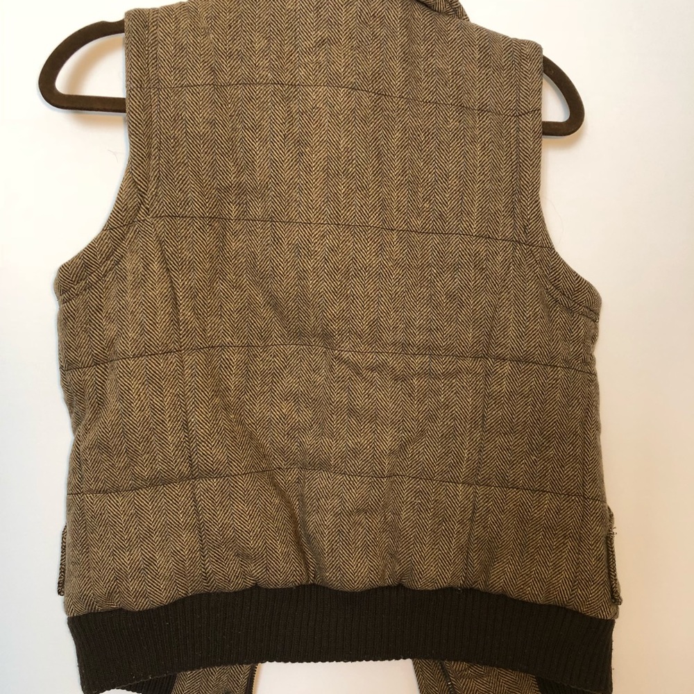 AE Vest - Picture 2 of 4